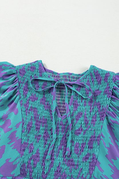 Vestido largo con cuello con muescas, mangas abullonadas y estampado abstracto en azul cielo