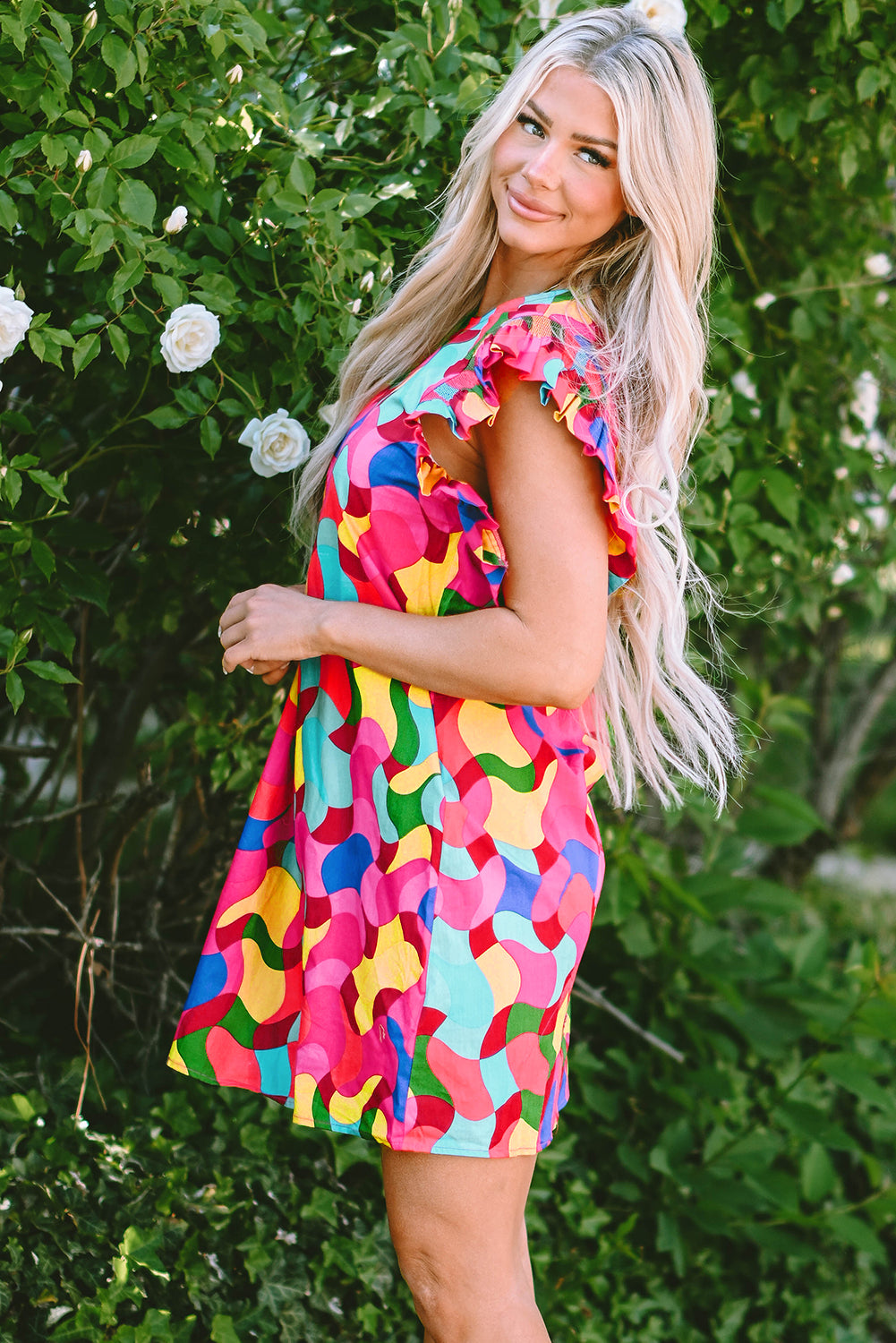 Vestido recto con mangas con volantes y estampado abstracto en rojo rosa