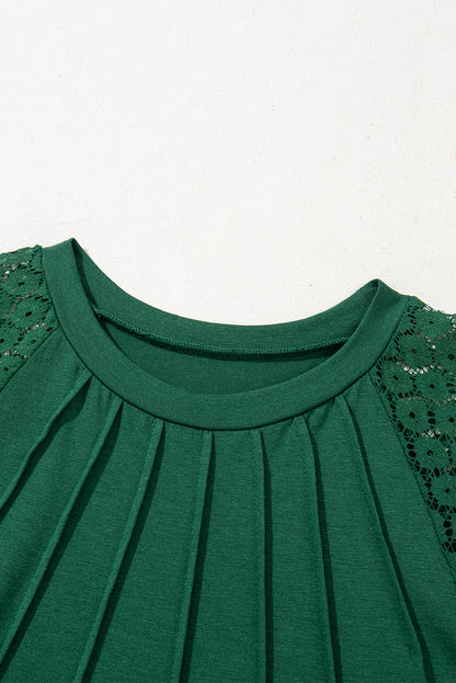 Vestido recto con detalle plisado y mangas raglán de encaje en contraste verde