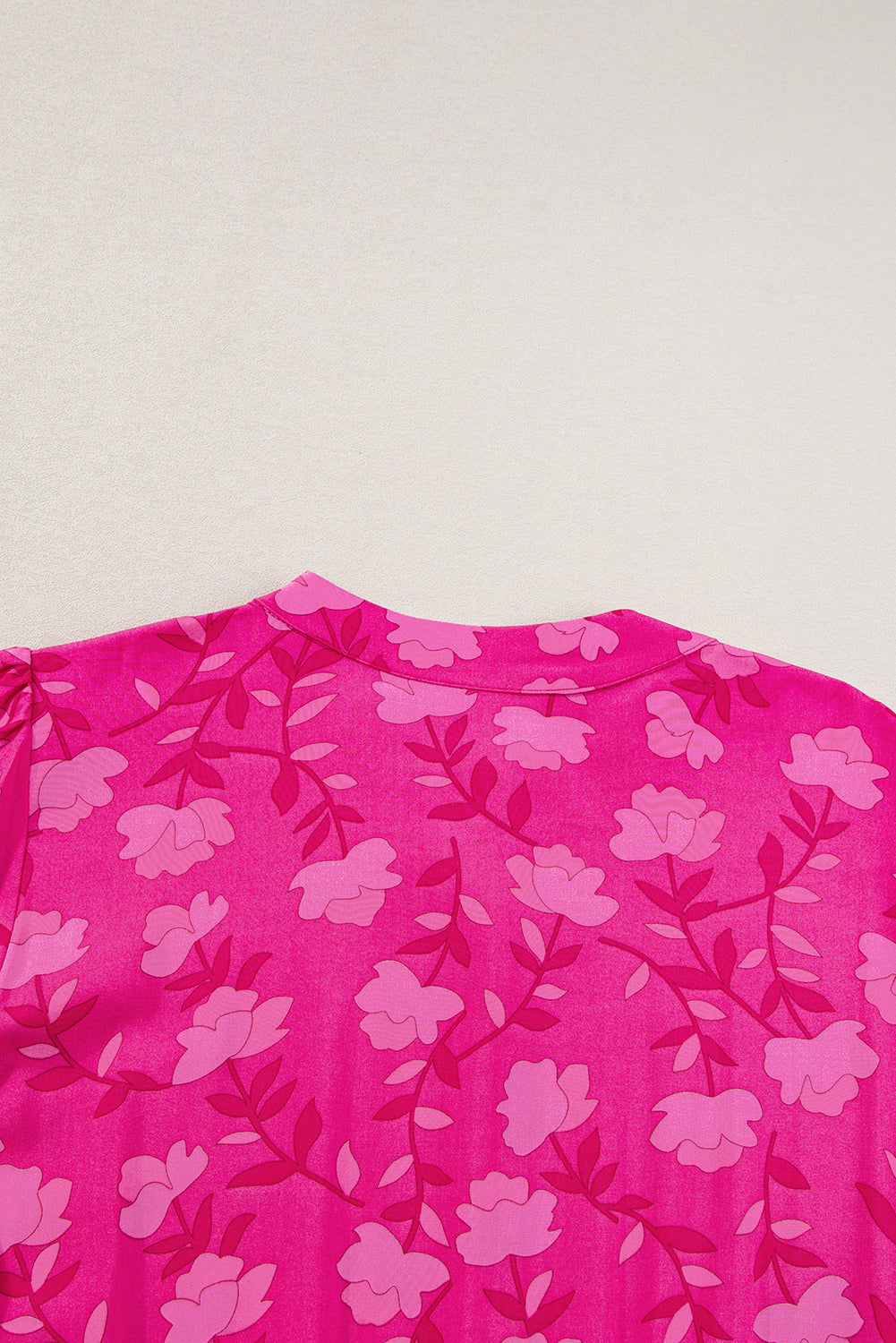 Vestido midi fluido con cordón y plisado con estampado floral en rojo rosa