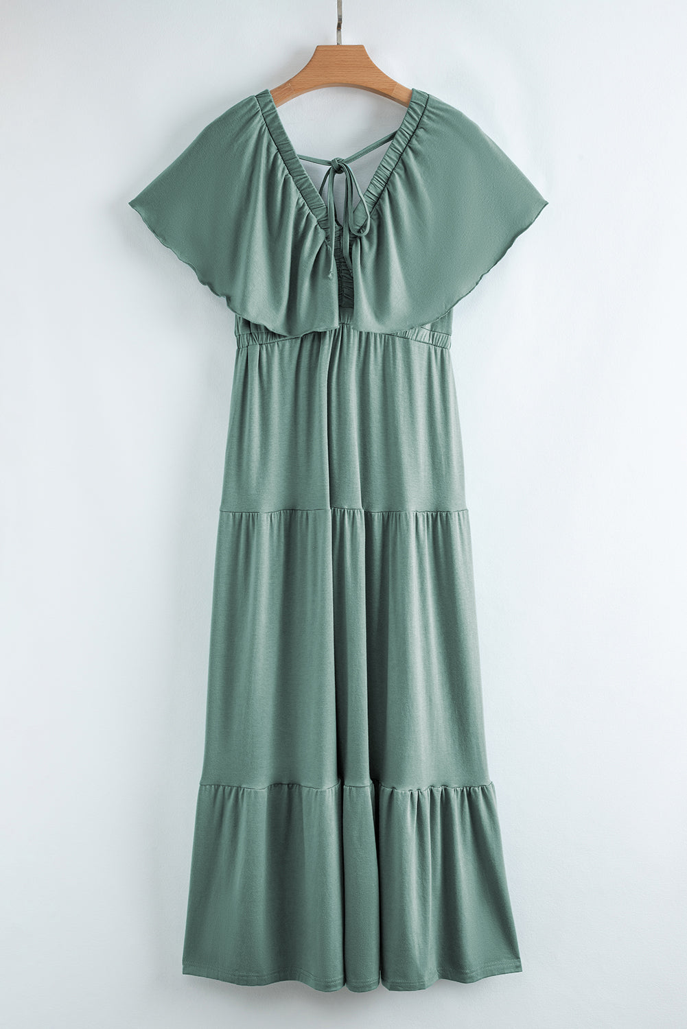 Vestido largo verde texturizado con escote en V y mangas onduladas con volantes