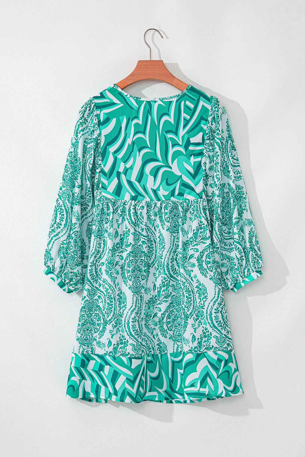 Vestido corto acampanado con cuello en V, mangas abullonadas y estampado bohemio verde