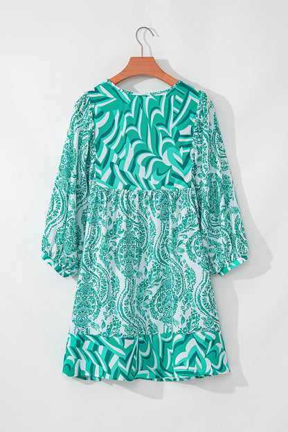 Vestido corto acampanado con cuello en V, mangas abullonadas y estampado bohemio verde