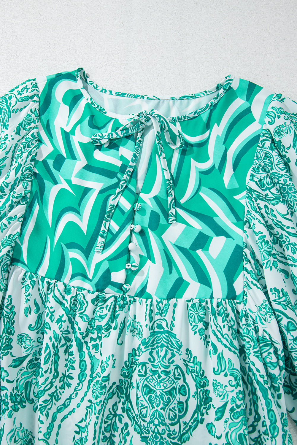 Vestido corto acampanado con cuello en V, mangas abullonadas y estampado bohemio verde