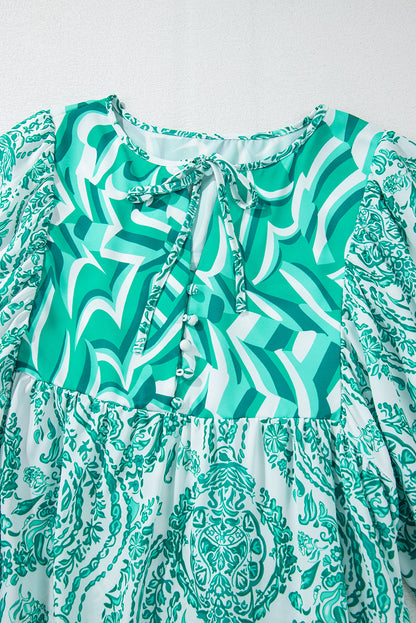 Vestido corto acampanado con cuello en V, mangas abullonadas y estampado bohemio verde