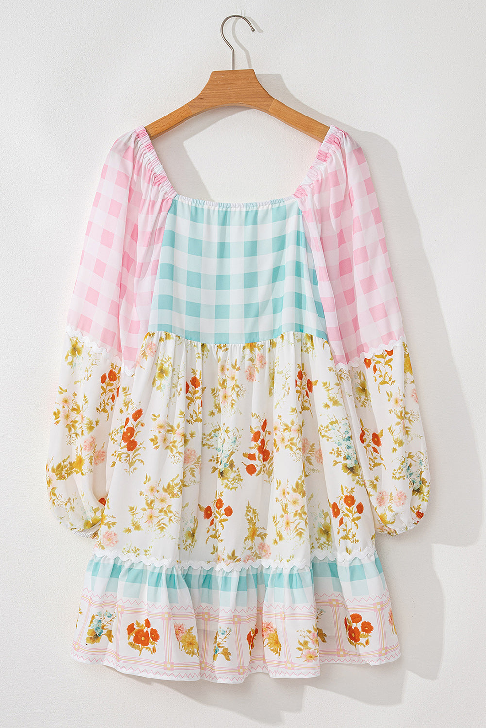 Vestido rosa con estampado floral a cuadros y mangas abullonadas de patchwork