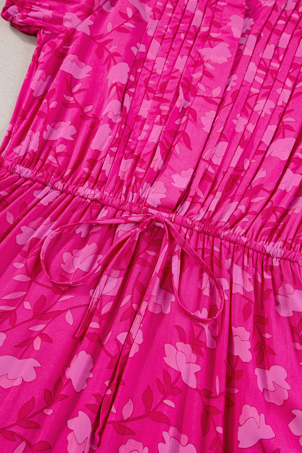 Vestido midi fluido con cordón y plisado con estampado floral en rojo rosa