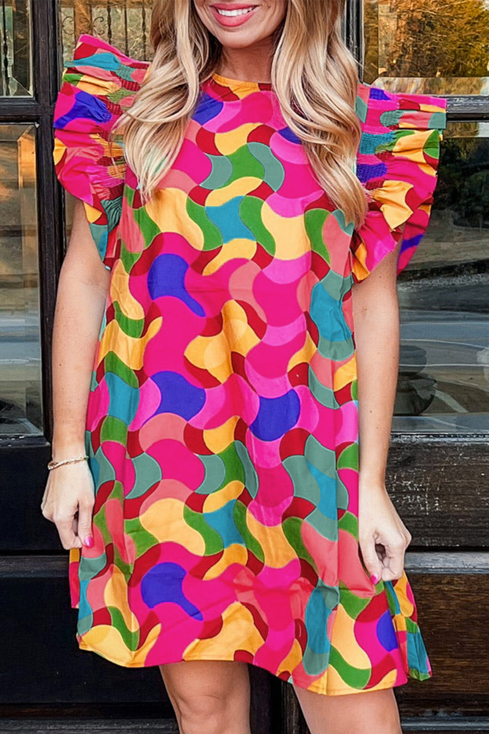 Vestido recto con mangas con volantes y estampado abstracto en rojo rosa
