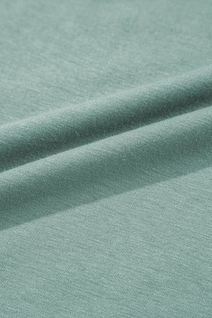 Vestido largo verde texturizado con escote en V y mangas onduladas con volantes