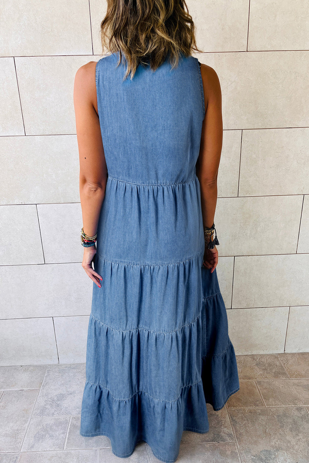 Vestido largo de chambray azul sin mangas y escalonado