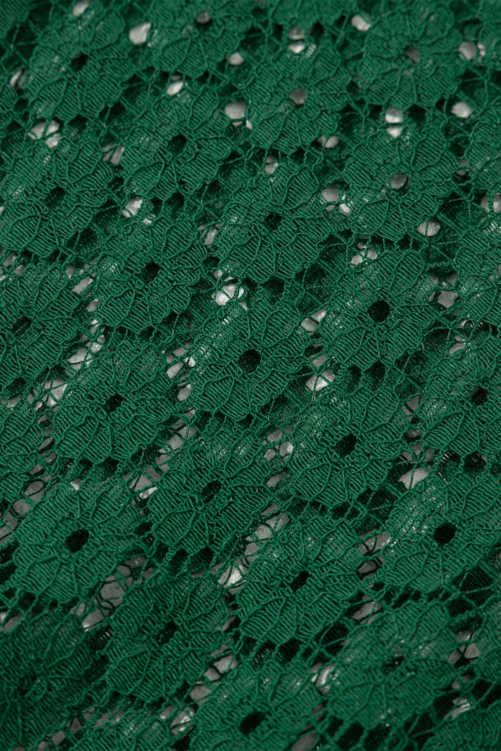 Vestido recto con detalle plisado y mangas raglán de encaje en contraste verde