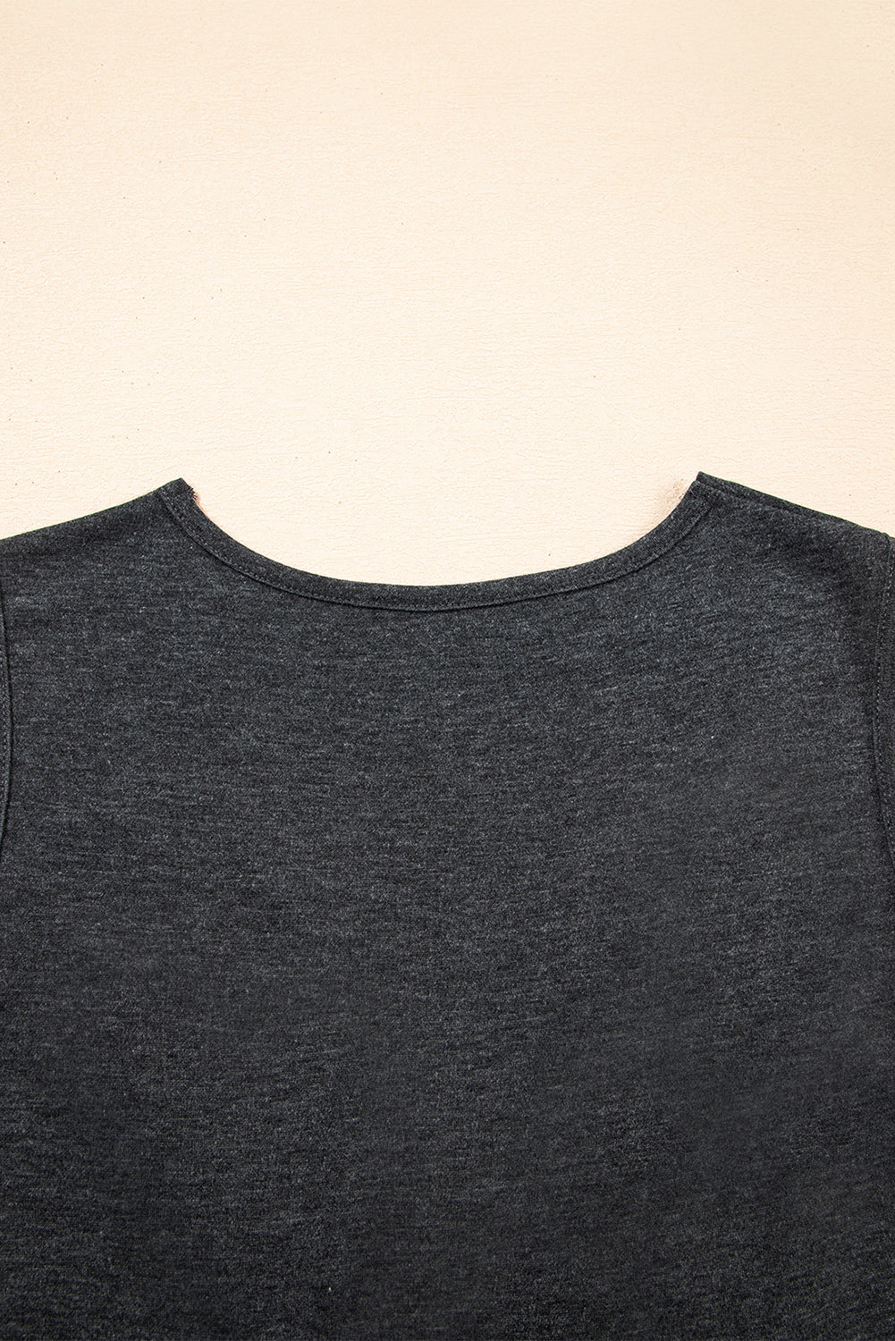 Vestido gris carbón sin mangas con escote en V y busto retorcido