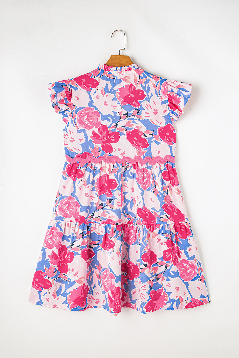 Vestido rosa con estampado floral, escote en V y mangas acampanadas