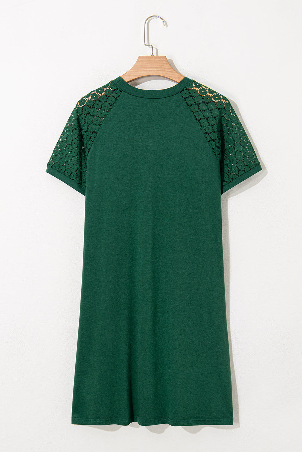 Vestido recto con detalle plisado y mangas raglán de encaje en contraste verde