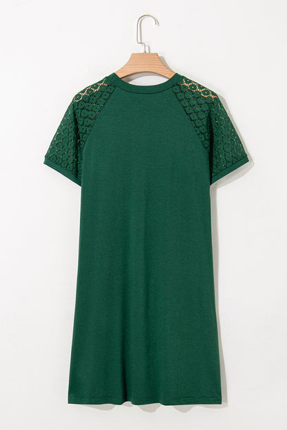 Vestido recto con detalle plisado y mangas raglán de encaje en contraste verde