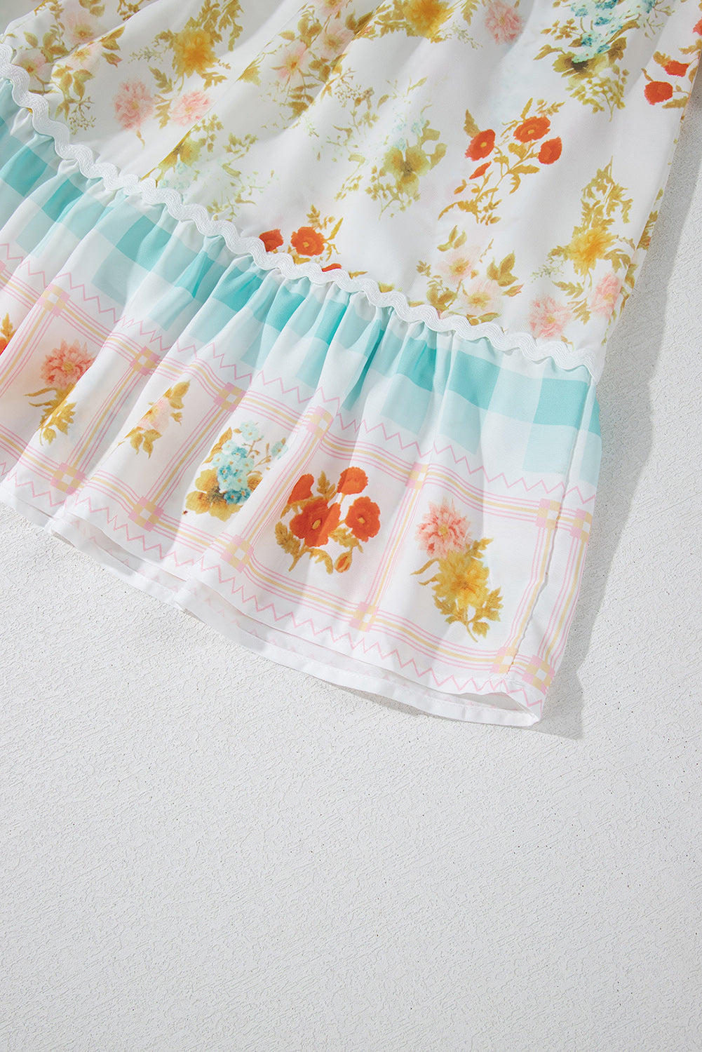 Vestido rosa con estampado floral a cuadros y mangas abullonadas de patchwork