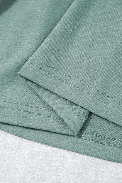 Vestido largo verde texturizado con escote en V y mangas onduladas con volantes