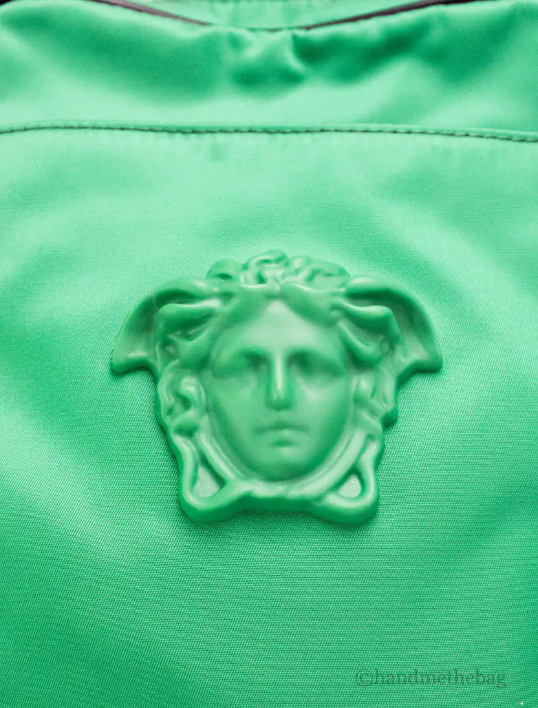 Bolso bandolera pequeño Versace de nailon verde brillante mate con Medusa