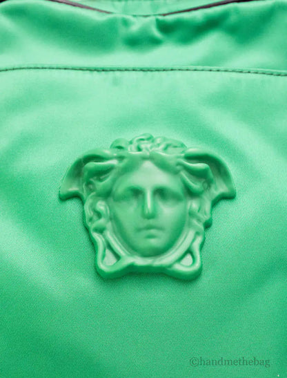 Bolso bandolera pequeño Versace de nailon verde brillante mate con Medusa