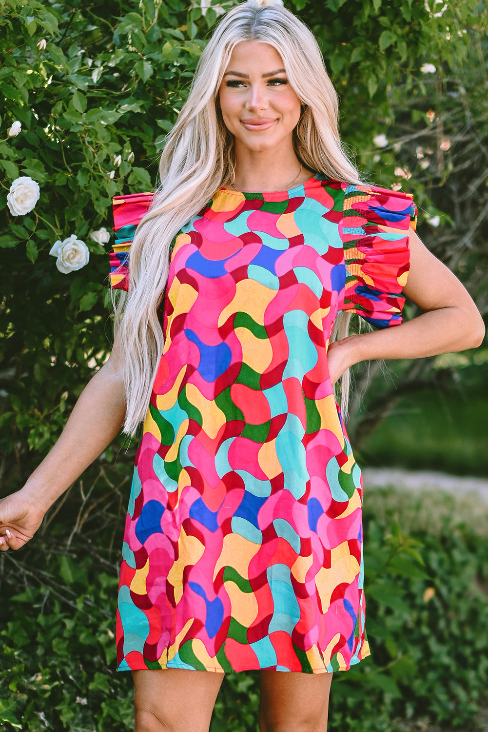 Vestido recto con mangas con volantes y estampado abstracto en rojo rosa