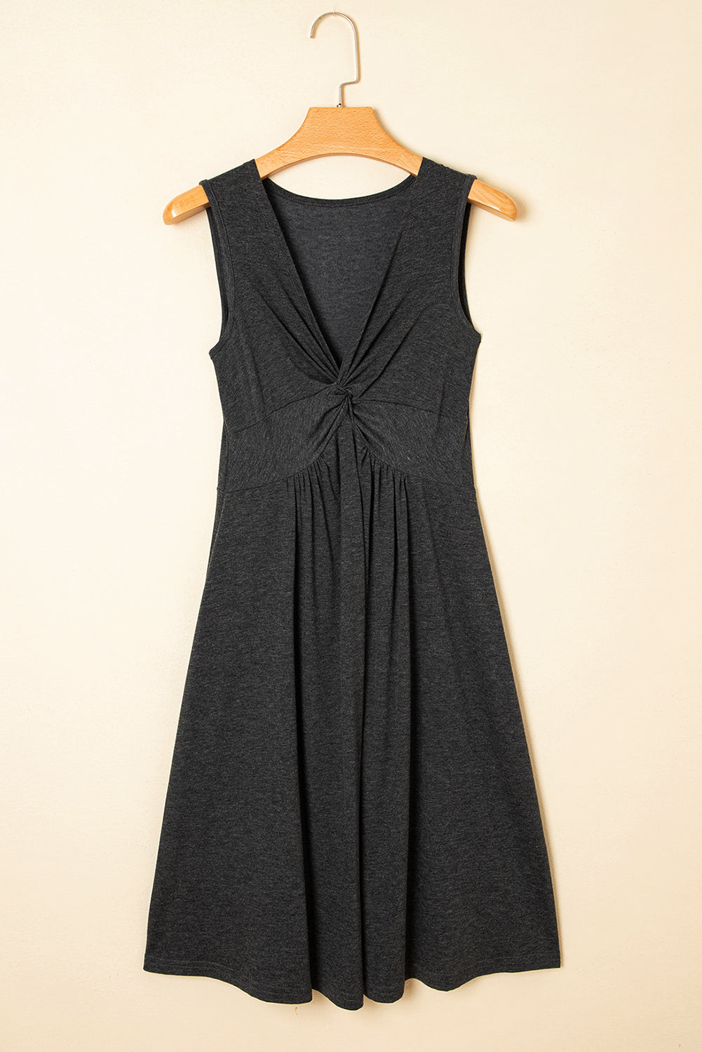 Vestido gris carbón sin mangas con escote en V y busto retorcido