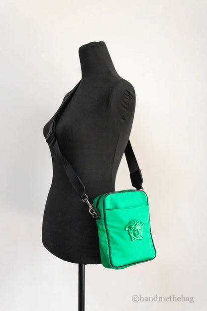 Bolso bandolera pequeño Versace de nailon verde brillante mate con Medusa
