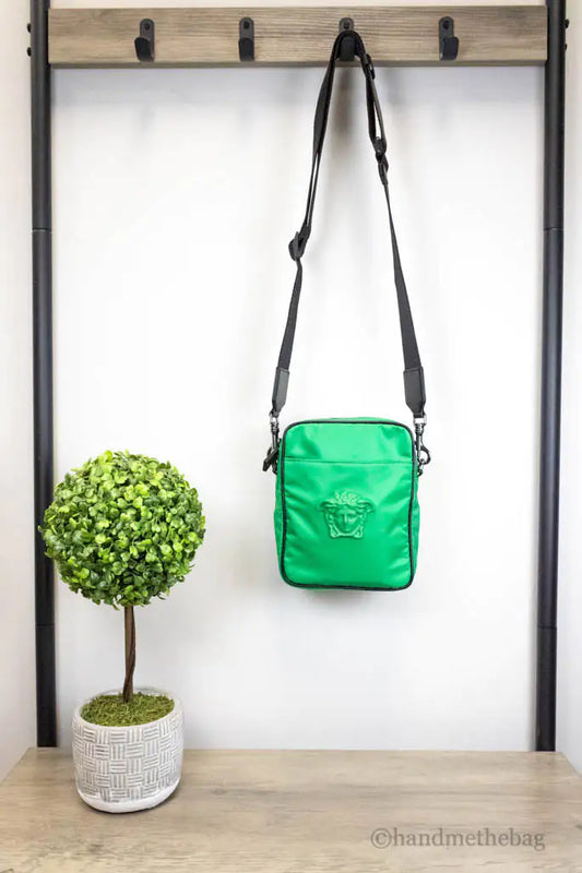 Bolso bandolera pequeño Versace de nailon verde brillante mate con Medusa