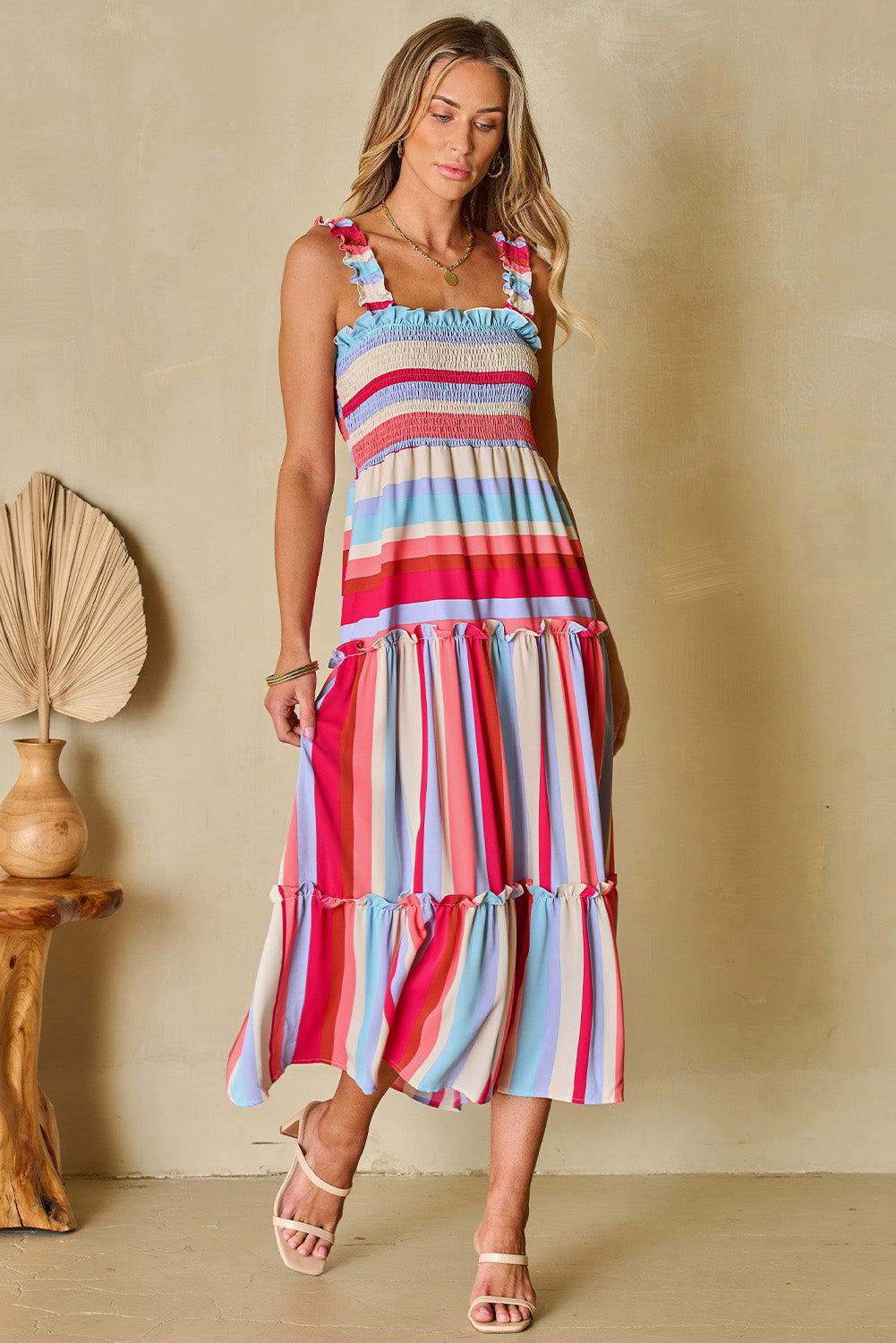 Vestido largo fruncido con volantes y rayas rojas