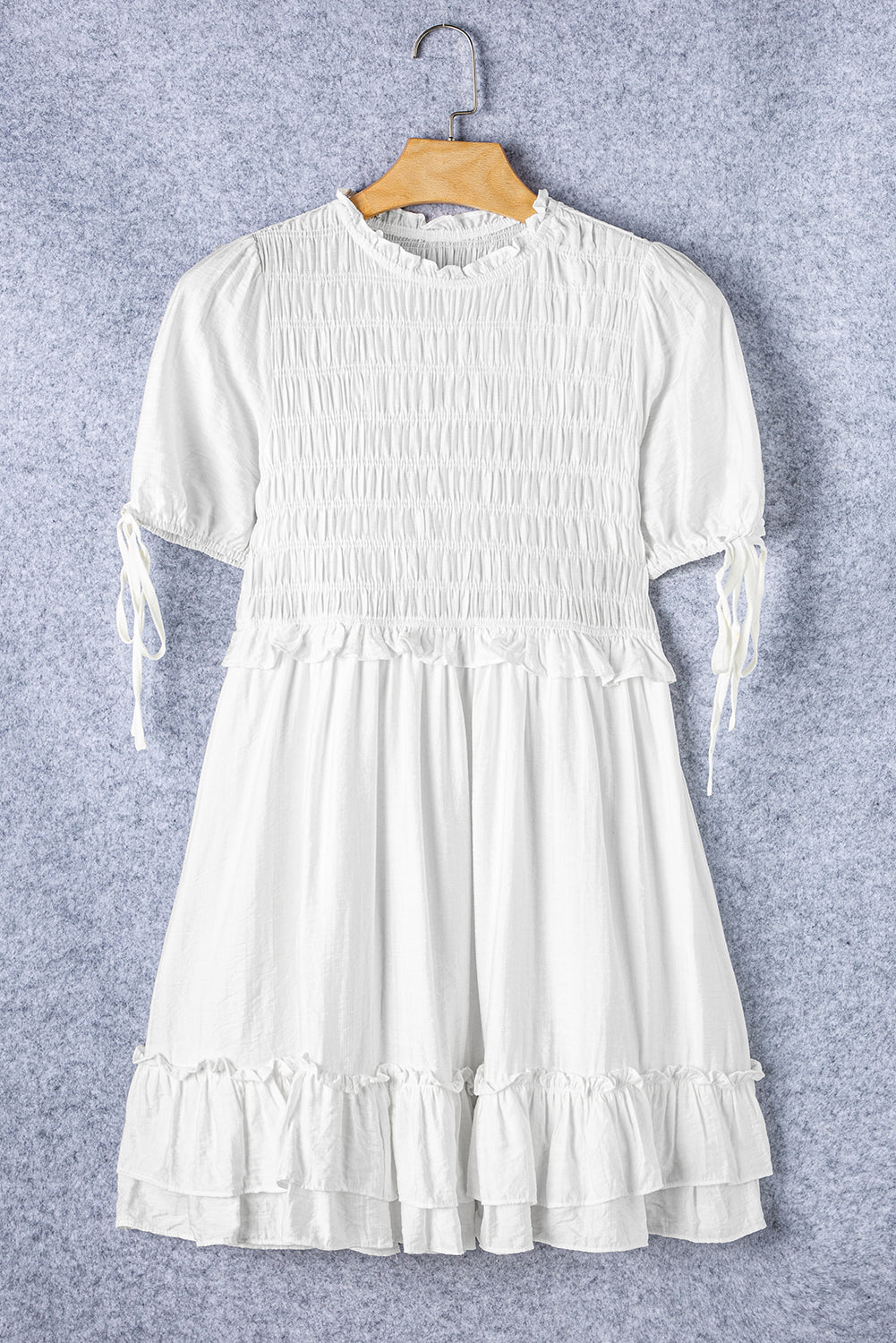 Vestido mini con volantes y mangas cortas de lazo blanco