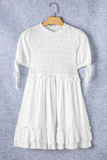 Vestido mini con volantes y mangas cortas de lazo blanco