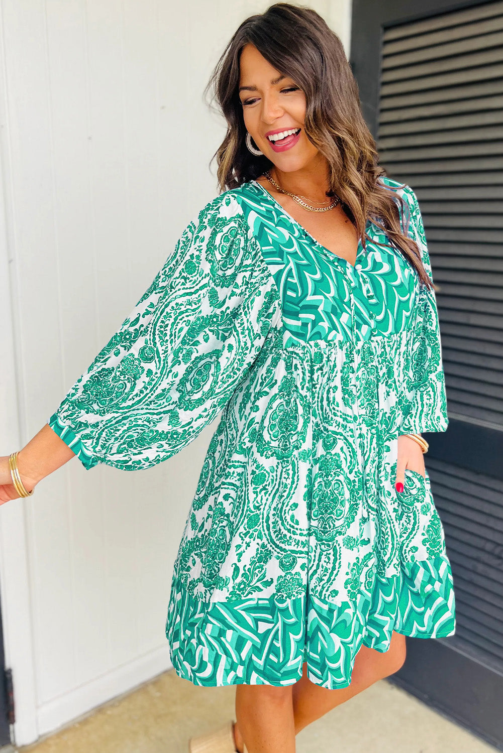 Vestido corto acampanado con cuello en V, mangas abullonadas y estampado bohemio verde