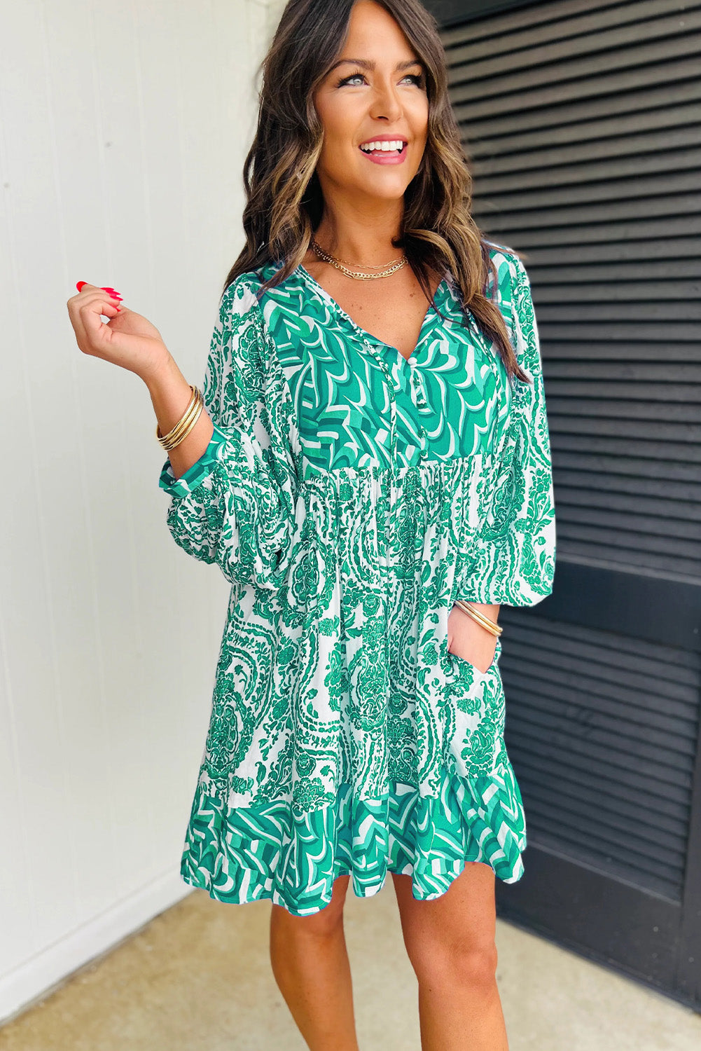 Vestido corto acampanado con cuello en V, mangas abullonadas y estampado bohemio verde