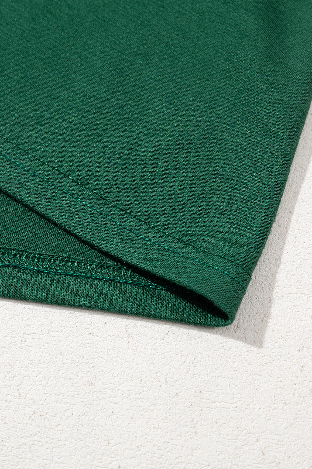 Vestido recto con detalle plisado y mangas raglán de encaje en contraste verde