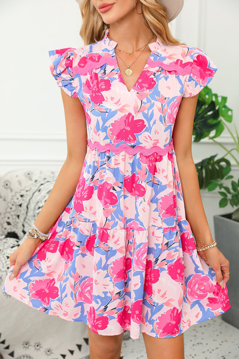Vestido rosa con estampado floral, escote en V y mangas acampanadas