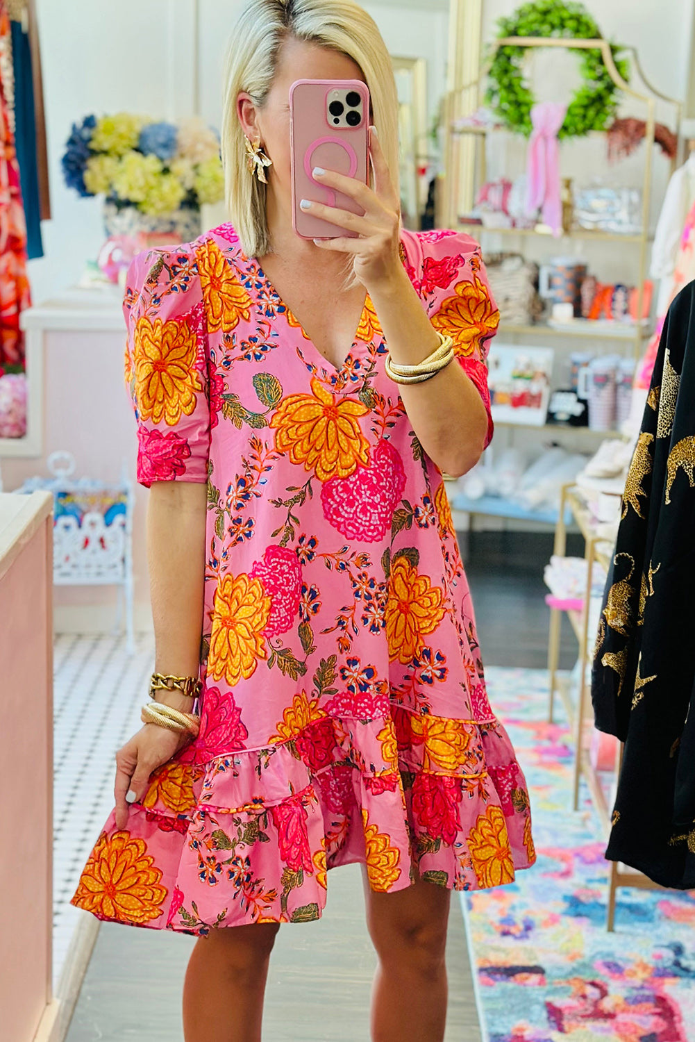 Vestido mini con volantes, cuello en V y mangas abullonadas con flores rosas