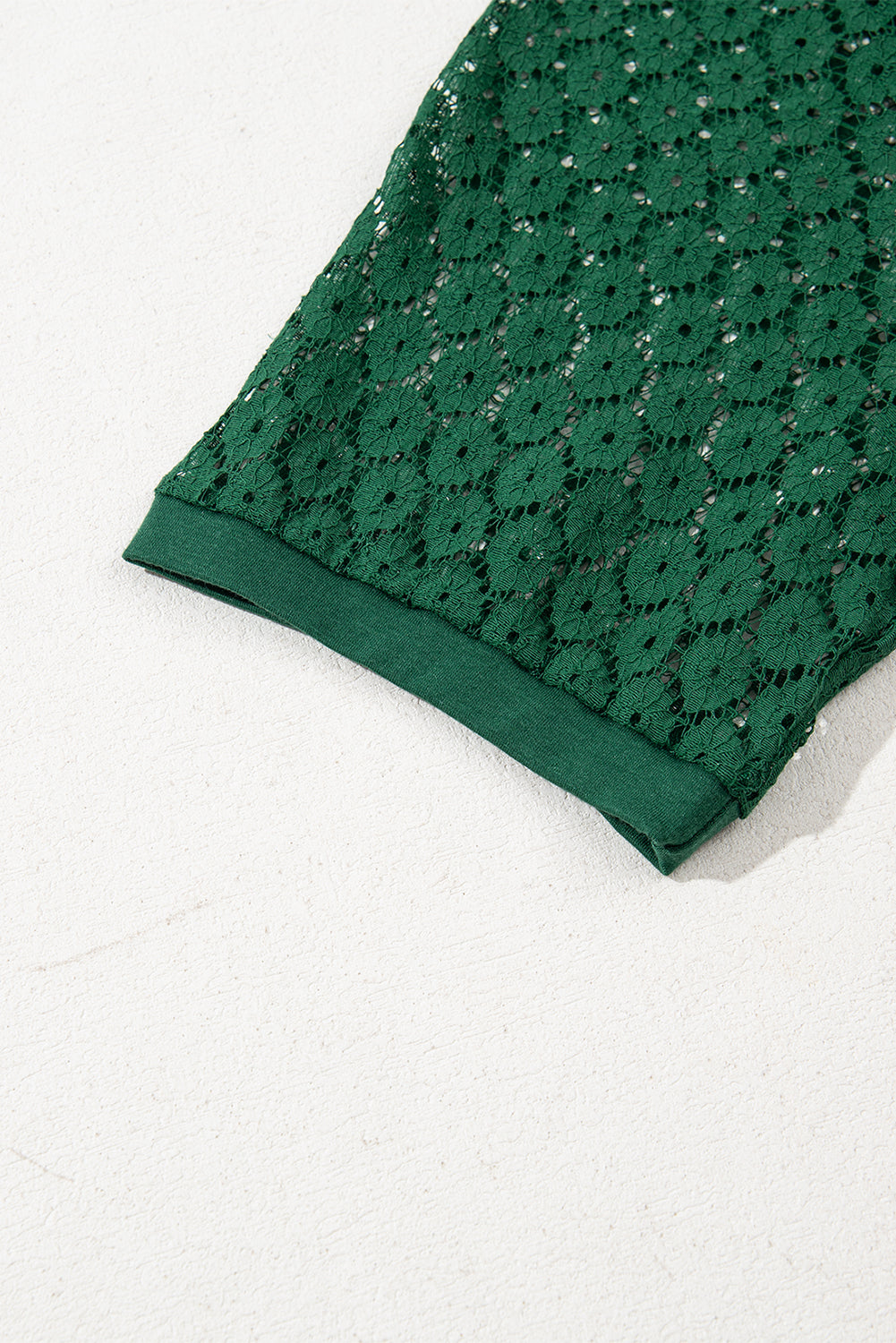 Vestido recto con detalle plisado y mangas raglán de encaje en contraste verde