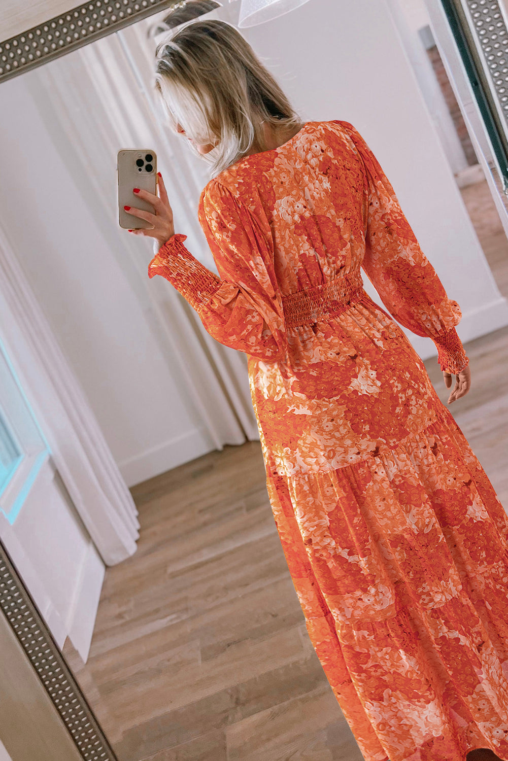 Vestido largo bohemio naranja con estampado floral, mangas de obispo, cuello en V y capas