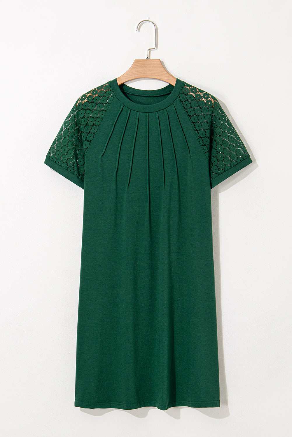 Vestido recto con detalle plisado y mangas raglán de encaje en contraste verde