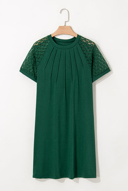 Vestido recto con detalle plisado y mangas raglán de encaje en contraste verde