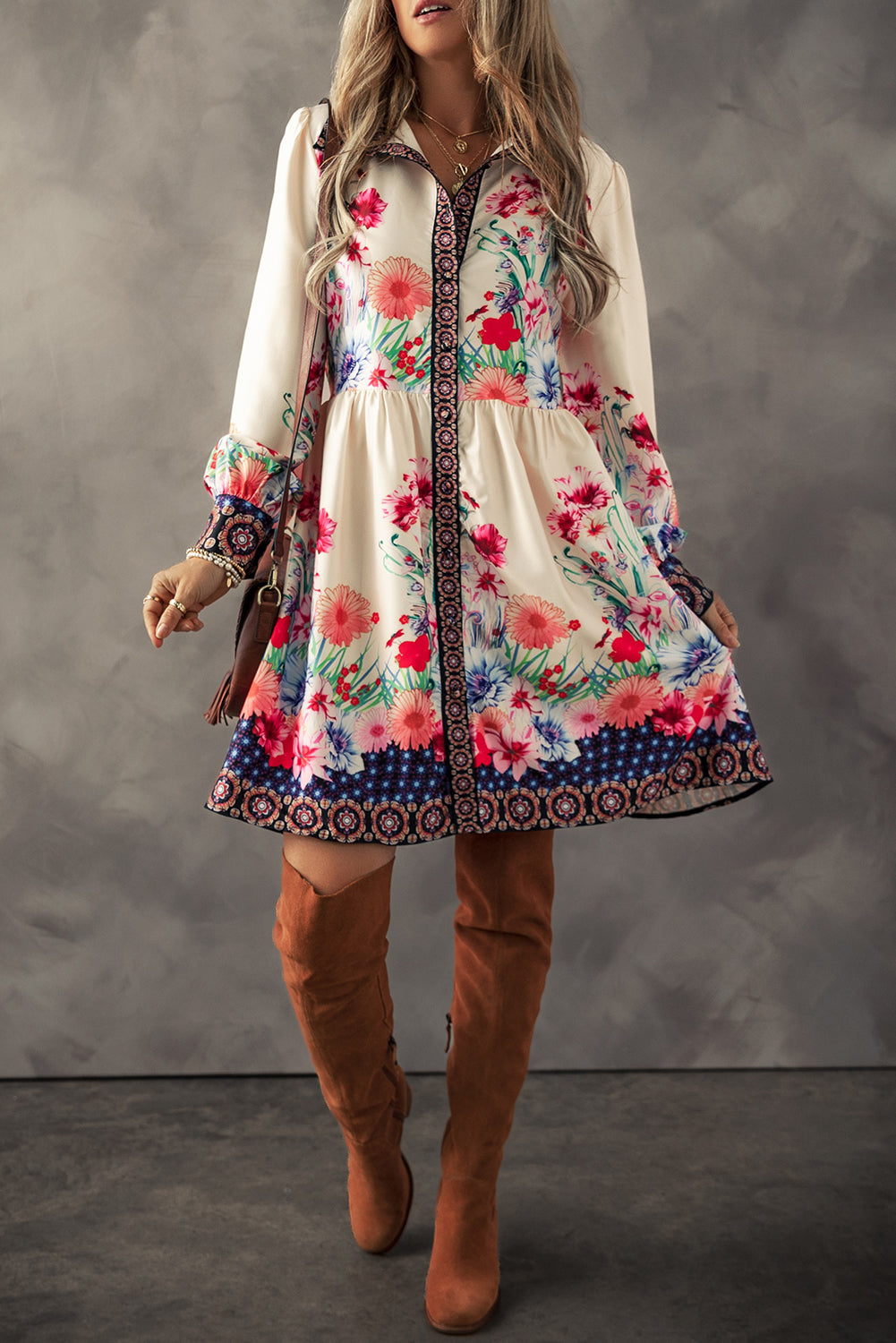Vestido camisero mini de cintura alta con botones y estampado floral color albaricoque