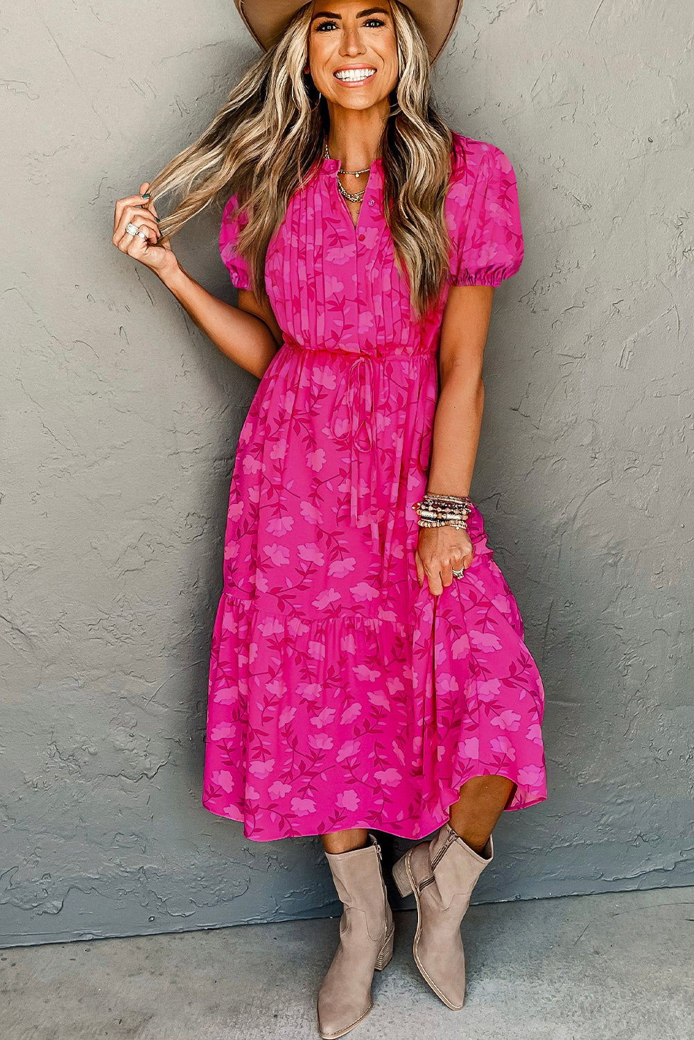 Vestido midi fluido con cordón y plisado con estampado floral en rojo rosa