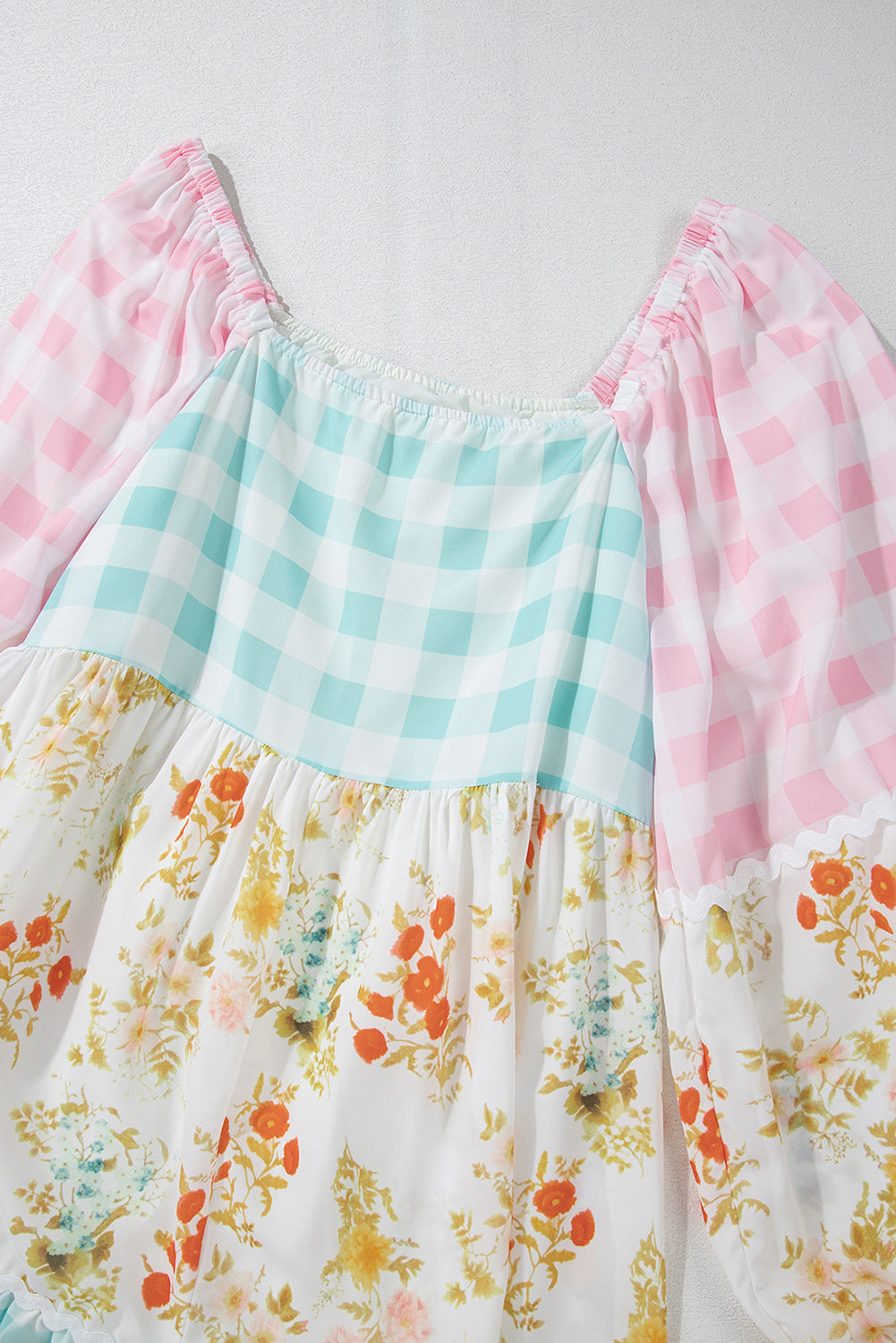 Vestido rosa con estampado floral a cuadros y mangas abullonadas de patchwork