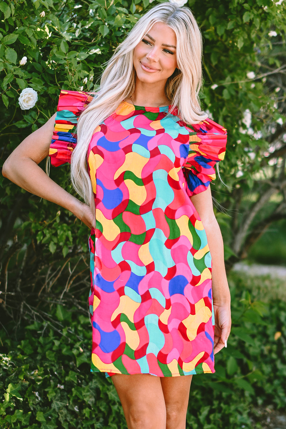 Vestido recto con mangas con volantes y estampado abstracto en rojo rosa