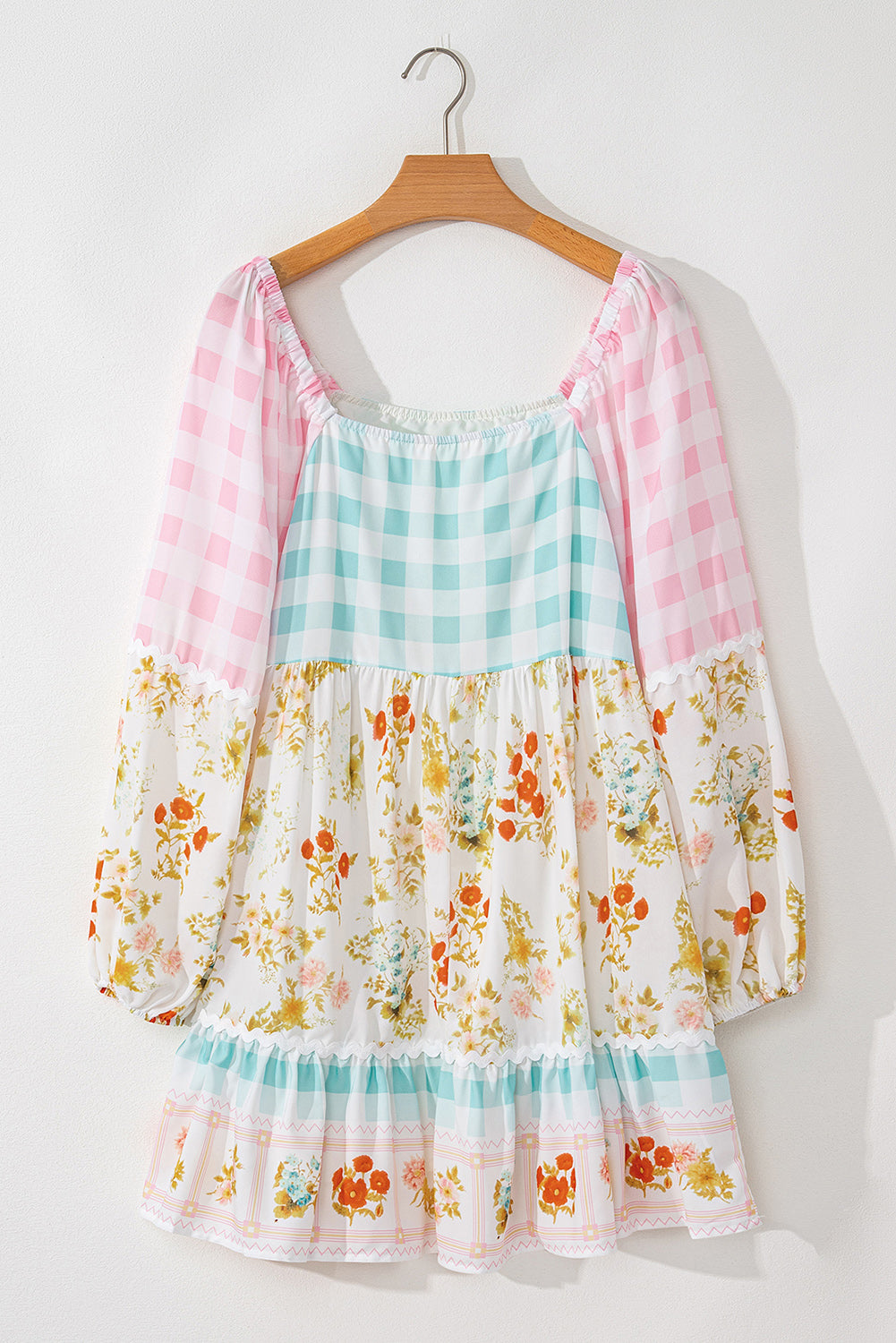 Vestido rosa con estampado floral a cuadros y mangas abullonadas de patchwork