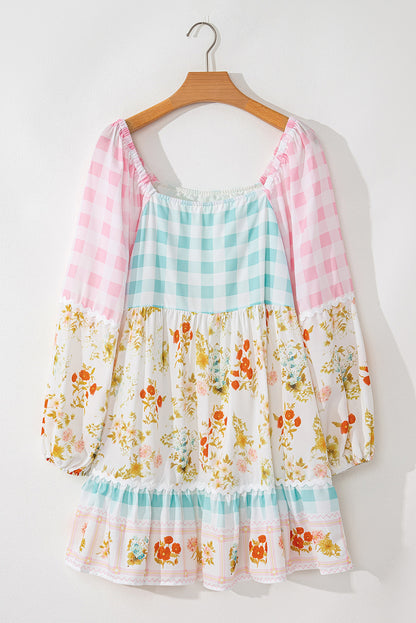 Vestido rosa con estampado floral a cuadros y mangas abullonadas de patchwork