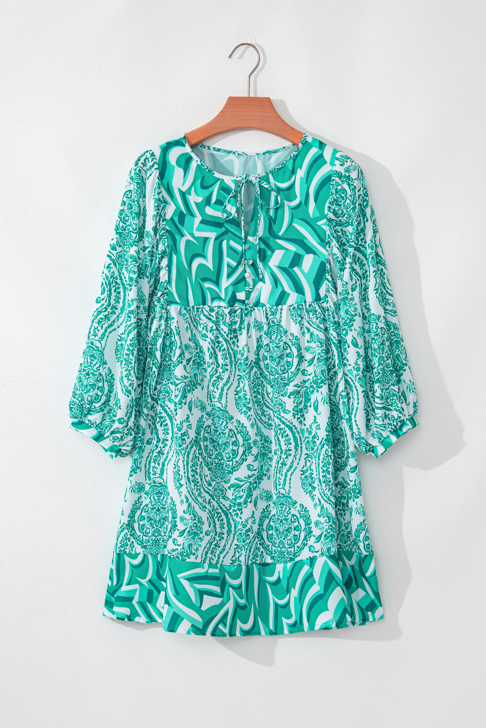 Vestido corto acampanado con cuello en V, mangas abullonadas y estampado bohemio verde