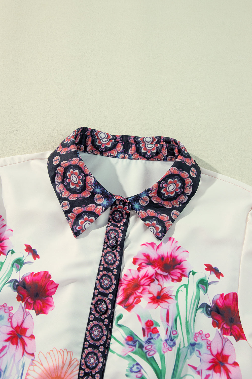 Vestido camisero mini de cintura alta con botones y estampado floral color albaricoque