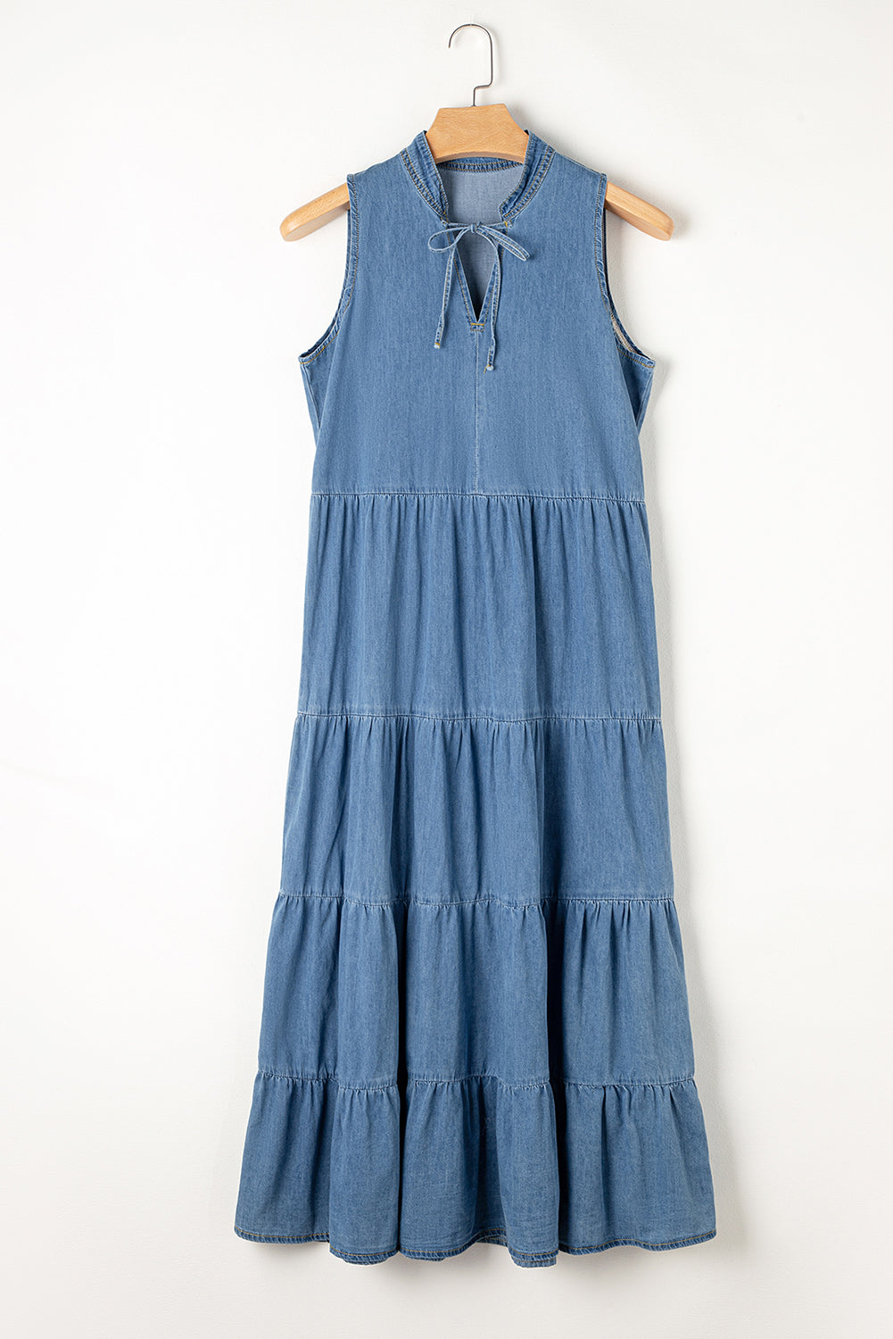 Vestido largo de chambray azul sin mangas y escalonado