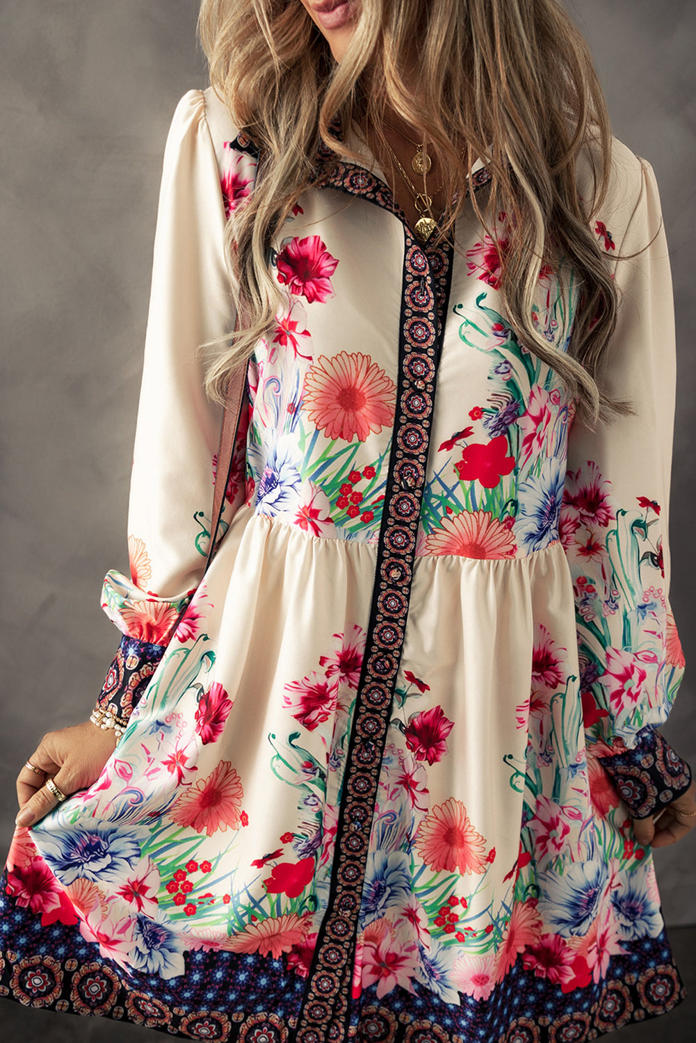Vestido camisero mini de cintura alta con botones y estampado floral color albaricoque