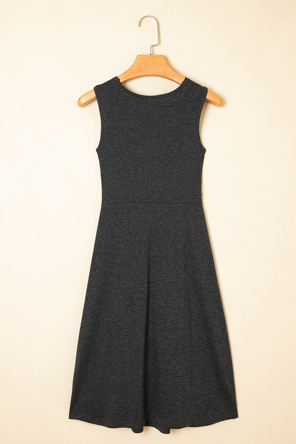 Vestido gris carbón sin mangas con escote en V y busto retorcido